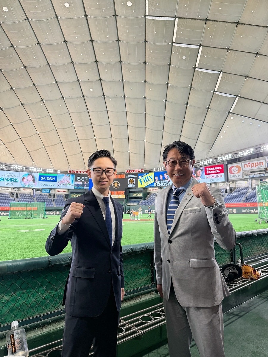 球場のグラウンド脇で撮影された記念写真